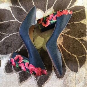 Jessica Simpson pumps